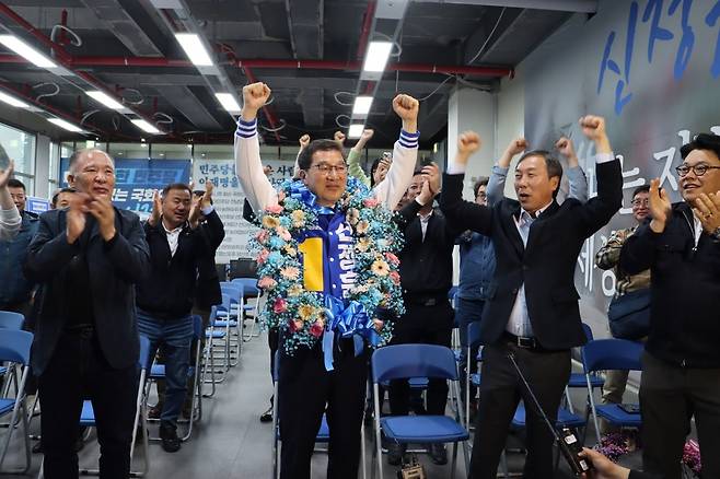 지지자와 함께 환호하는 신정훈 당선인 [신정훈 후보 사무실 제공]