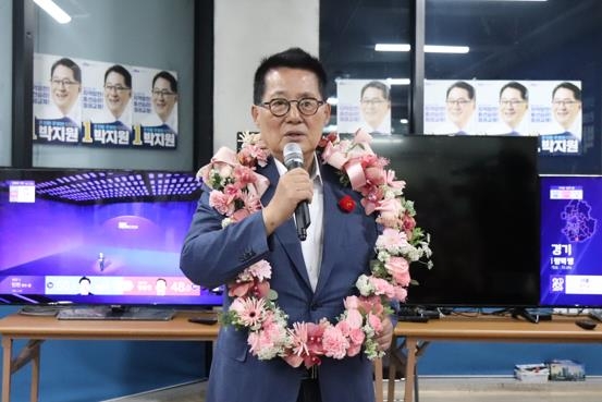 지지자에게 고마움 전하는 박지원 당선인 [박지원 당선인 측 제공·재판매 및 DB 금지]