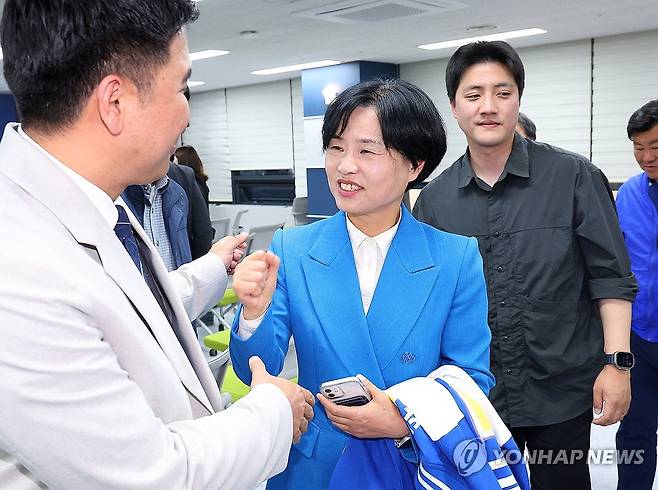 출구조사 시청한 서은숙 후보 (부산=연합뉴스) 손형주 기자 = 더불어민주당 서은숙 부산시당위원장(부산진갑 후보)가 10일 오후 부산진구 더불어민주당 부산시당에서 총선 출구조사를 시청한 뒤 자리를 뜨고 있다. 2024.4.10 handbrother@yna.co.kr