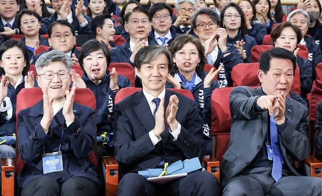 조국 조국혁신당 대표와 후보들이 10일 국회에서 총선 출구조사 결과 발표를 보고 있다. (사진=연합뉴스)