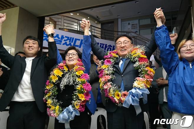 10일 오후 충북 청주 서원 선거구 민주당 이광희 캠프에서 이광희 후보와 가족들이 지지자들이 환호성을 들으며 만세를 외치고 있다.2024.4.10./뉴스1 ⓒ News1 임양규 기자