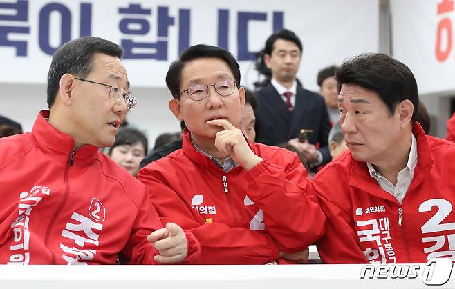 제22대 국회의원 선거가 종료된 10일 오후 대구 수성구 범어동 국민의힘 대구시당 강당에서 대구 수성구갑 주호영·서구 김상훈·동구군위군을 강대식 후보(왼쪽부터)가 굳은 표정으로 출구조사 결과를 지켜보고 있다. 2024.4.10/뉴스1 ⓒ News1 공정식 기자