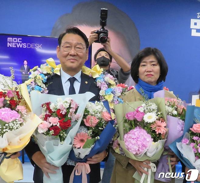 김교흥 인천 서갑 더불어민주당 당선인이 아내와 기념촬영을 하고 있다.(김교흥 선거사무소 제공)