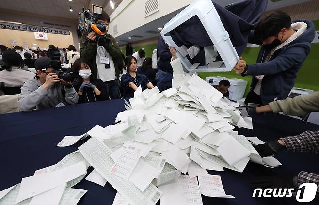 제22대 국회의원 선거 투표가 종료된 10일 오후 서울 용산구 신광여고에 마련된 개표소에서 개표사무원들이 투표함을 개함하고 있다. 2024.4.10/뉴스1 ⓒ News1 김민지 기자