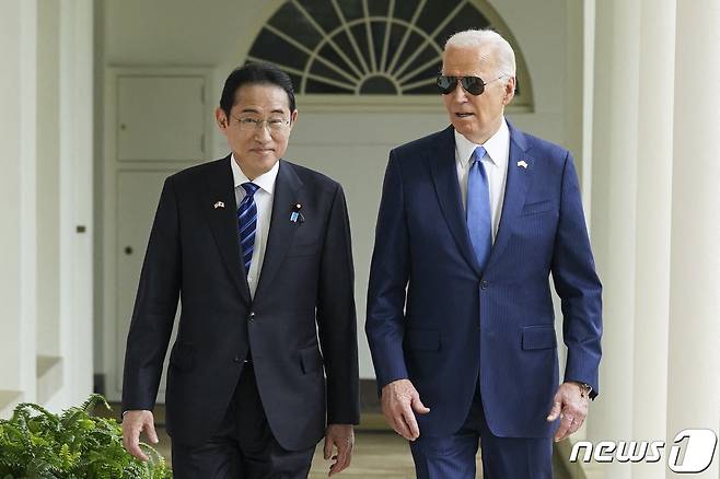 조 바이든 미국 대통령이 10일(현지시각) 워싱턴 백악관에서 국빈 방문한 기시다 후미오 일본 총리와 회담장으로 가고 있다. 2024. 4. 11 ⓒ AFP=뉴스1 ⓒ News1 우동명 기자