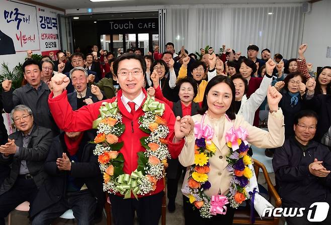 국민의힘 진주을 강민국 후보가 지난 10일 당선이 확정되자 캠프 사무실에서 당원들의 축하에 답하고 있다. (강민국 캠프 제공) 2024.4.10/뉴스1