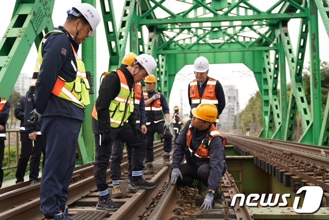 한문희 코레일 사장(왼쪽 두번째)이 11일 오전 노량진~용산역을 연결하는 한강철교를 찾아 선로 유지보수 현황과 작업 절차를 점검하고 있다. (코레일 제공) /뉴스1