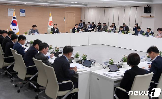 강기정 광주시장이 11일 오후 시청 중회의실에서 간부회의를 주재하고 있다.(광주시 제공)2024.4.11/뉴스1