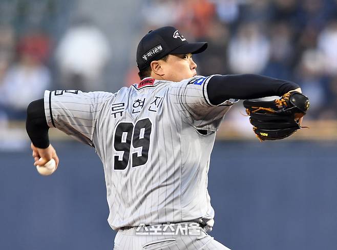 한화 이글스 류현진이 11일 잠실구장에서 열린 2024 KBO리그 두산 베어스와 경기에 선발 등판해 힘차게 공을 던지고 있다. 잠실 | 박진업 기자 upandup@sportsseoul.com