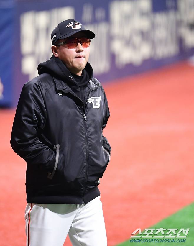 5일 고척스카이돔에서 열린 KBO리그 키움과 한화의 경기. 선수들의 훈련을 지켜보는 최원호 감독. 고척=송정헌 기자songs@sportschosun.com/2024.04.05/
