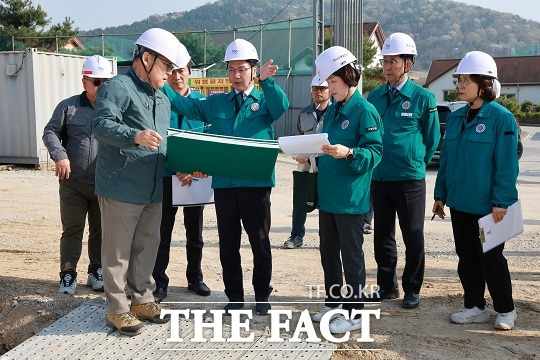 심덕섭 고창군수가 고창읍의 주요공공시설 건설 현장을 찾아 공정률 등을 점검했다./고창군