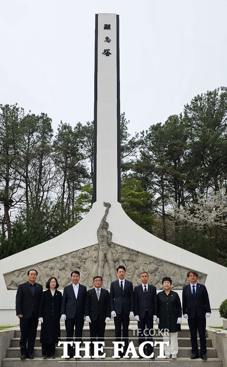 더불어민주당 경기용인병 부승찬 당선인과 선거사무소 관계자들이 용인중앙공원 현충탑 참배 후 기념촬영을 하고 있다. /부승찬 당선인