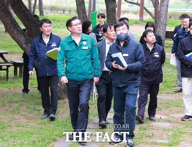 진병영 함양군수가 지역 문화·관광·체험 사업장을 비롯해 사적지 등을 직접 찾아 현장 상황을 확인하고 있다./함양군