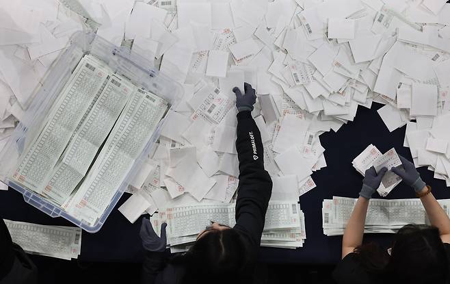 제22대 국회의원 선거 투표가 종료된 10일 오후 서울 용산구 신광여고에 마련된 개표소에서 개표사무원들이 투표지 분류 작업을 하고 있다. /뉴스1