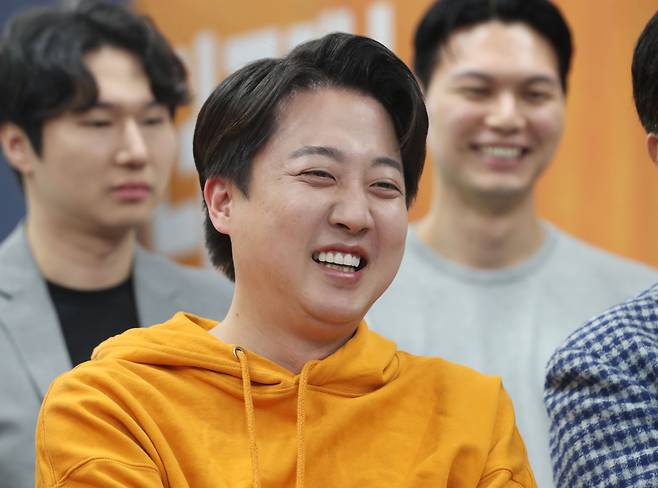 이준석 개혁신당 화성을 후보가 10일 오후 경기 화성시 동탄대로 라스플로레스에 위치한 선거사무소에서 제22대 국회의원 선거 출구조사 결과를 보고 기뻐하고 있다. /뉴스1