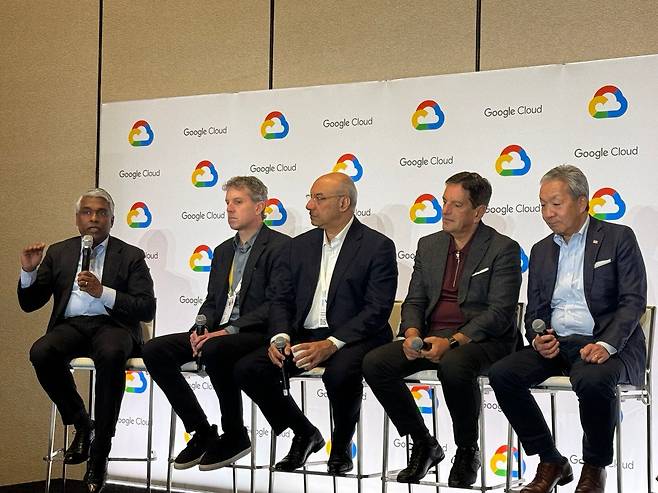 토마스 쿠리안 구글 클라우드 CEO(왼쪽)가 지난 9일(현지시각) '넥스트24'가 진행된 미국 라스베이거스 만달레이베이 컨벤션센터에서 아시아태평양 지역 기자들과 간담회를 하고 있다./라스베이거스=변지희 기자