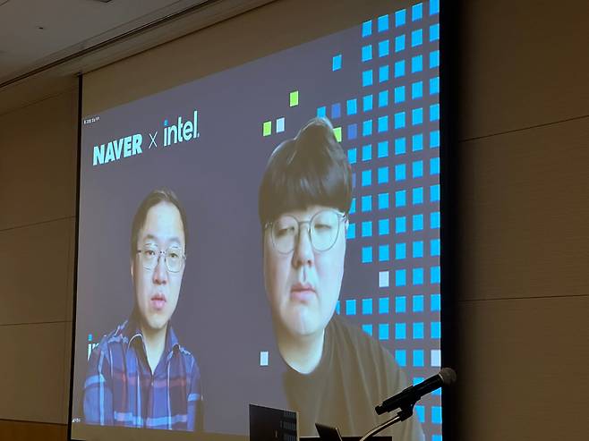인텔과 네이버가 스타트업, 학계 등과 함께 인공지능(AI) 반도체에 쓰이는 소프트웨어(SW) 플랫폼 공동 개발에 나선다. 이동수 네이버클라우드 하이퍼스케일AI 담당 이사는 11일 서울 영등포구 FKI타워에서 열린 인텔 비전 미디어 간담회에 화상으로 참가해 "가우디 기반으로 (소프트웨어 생태계를) 빨리 확장하려면 스타트업과 대학교 연합해서 작업해야 한다고 느끼고 있다"고 밝혔다. 사진은 이동수 네이버클라우드 이사와 권세중 네이버클라우드 리더. /연합뉴스
