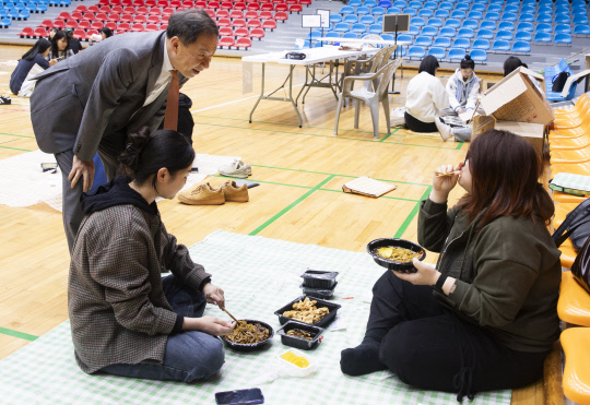 김욱 배재대 총장이 9일 배재대 스포렉스에서 대학 보직자들과 함께 재학생 150명의 건의사항을 청취하는 '총장님이 쏜다' 이벤트를 진행했다. 배재재 제공