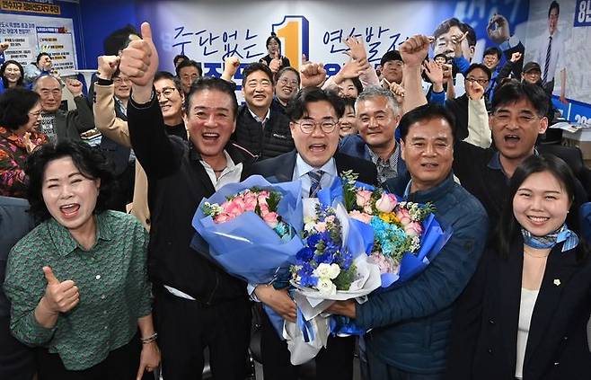 인천 연수갑에 출마한 더불어민주당 박찬대 후보가 10일 인천시 연수구 선거사무소에서 당선이 유력해지자 꽃다발을 받고 지지자들과 세리머니를 하고 있다. ⓒ뉴시스