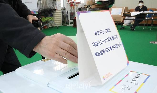 22대 총선 본투표일인 10일 서울 중구 청구초등학교 야구부 실내체육관에서 한 시민이 투표하고 있다. ⓒ데일리안 방규현 기자