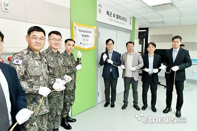 경과원과 육군교육사령부가 최근 성남시 판교 스타트업캠퍼스에서 도내 인공지능(AI) 기업 지원을 위한 육군 데이터랩 문을 열었다.