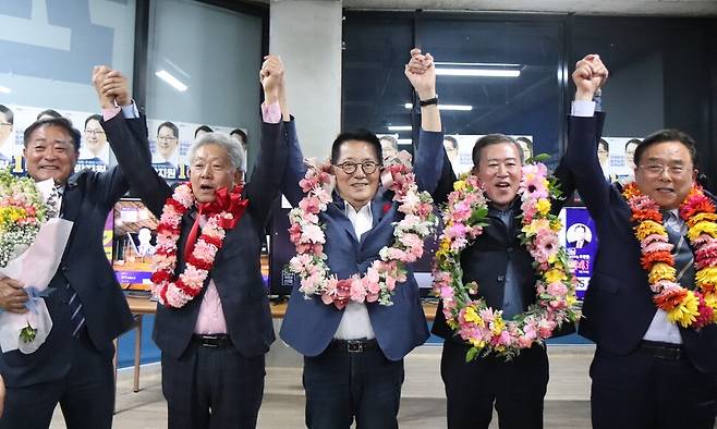 더불어민주당 전남 해남·완도·진도 박지원 후보가 10일 오후 전남 해남군 선거사무소에서 당선이 확정되자 환호하고 있다. 박지원 당선인 제공