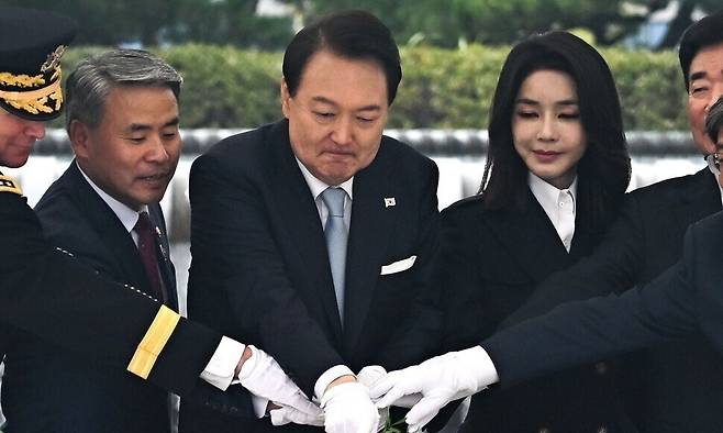 2022년 10월1일 충남 계룡대에서 열린 국군의 날 기념행사 경축연에서 이종섭(왼쪽부터) 당시 국방부 장관이 윤석열 대통령, 김건희 여사와 함께 축하떡을 자르고 있다. 연합뉴스