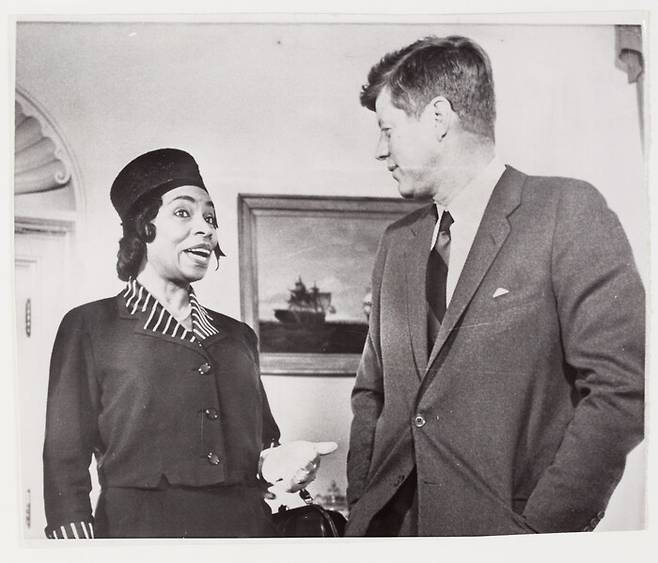 1962년 케네디 미국 대통령 집무실을 찾은 성악가 마리안 앤더슨. 필라델피아 오케스트라 누리집