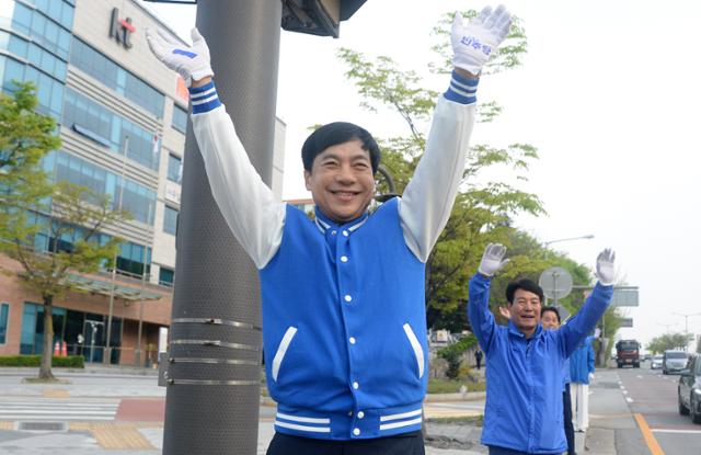 이성윤 더불어민주당 전북 전주을 선거구 국회의원 당선인이 11일 전주시 완산구에서 당선 인사를 하고 있다. 뉴시스