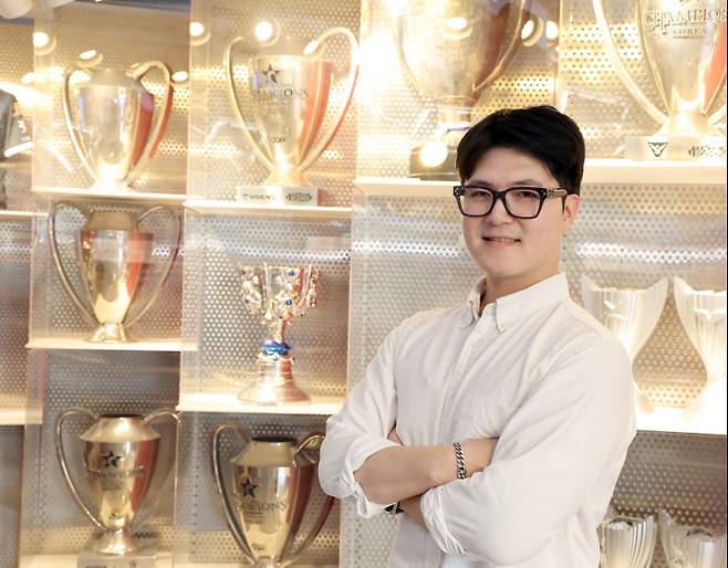안웅기 T1 COO가 우승 트로피 앞에서 포즈를 취하고 있다. 정시종 기자