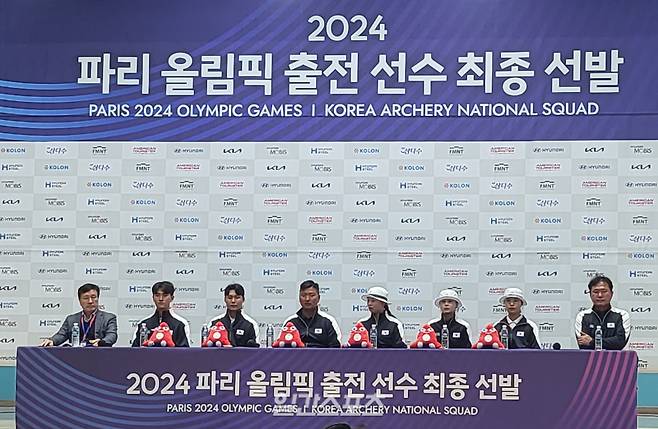 2024 파리 올림픽 양궁 국가대표. 왼쪽부터 장영술 대한양궁협회 부회장, 김제덕, 이우석, 김우진, 임시현, 전훈영, 남수현, 홍승진 총감독. 예천=김명석 기자