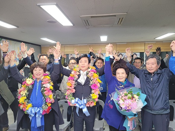 더불어민주당 이강일 청주 상당 국회의원 후보가 10일 당선이 확실시 된 후 세레머니를 하고 있다. [사진=이강일 선거캠프]