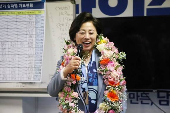 더불어민주당 남인순 후보가 11일 오전 제22대 총선 서울 송파구병 당선에 확정된 후 소감을 밝히고 있다. [사진=남인순 후보 SNS 갈무리]