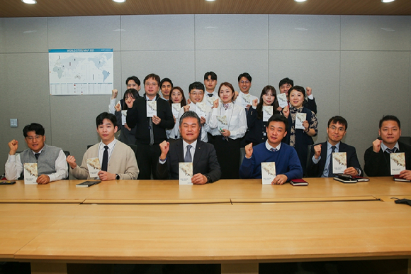 1일 동국제강 임직원들이 '준법의 날' 기념 캠페인 행사를 진행하고 있다. [사진=동국제강그룹]