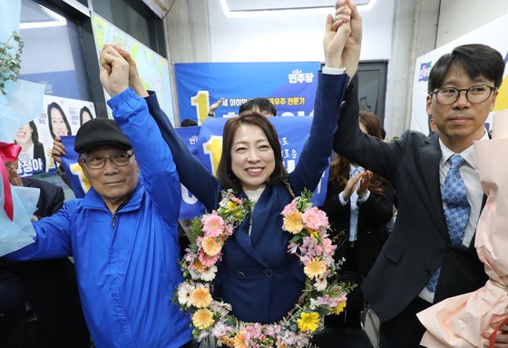 황정아 더불어민주당 대전 유성구을 국회의원 후보가 지난 10일 선거사무실에서 당선이 확실시되자 환호하고 있다. 뉴스1