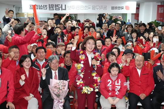 나경원 국민의힘 서울 동작을 국회의원 선거 후보가 11일 서울 동작구 사당동에 마련된 선거사무소에서 당선이 확실시되자 환호하고 있다. 뉴스1