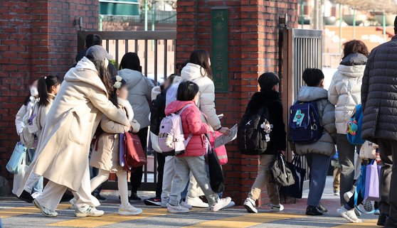 지난달 4일 서울 시내 한 초등학교에서 개학을 맞이한 학생들이 등교하고 있다. 뉴스1