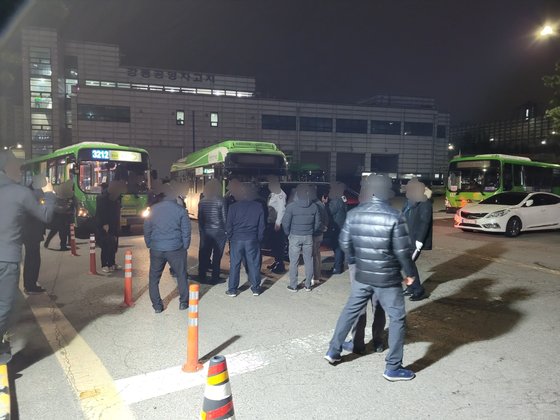 지난달 28일 서울 시내버스 파업 당시 강동구 강동공영차고지에서 경찰과 실랑이하고 있는 서울시버스노동조합원들. [사진 서울시]