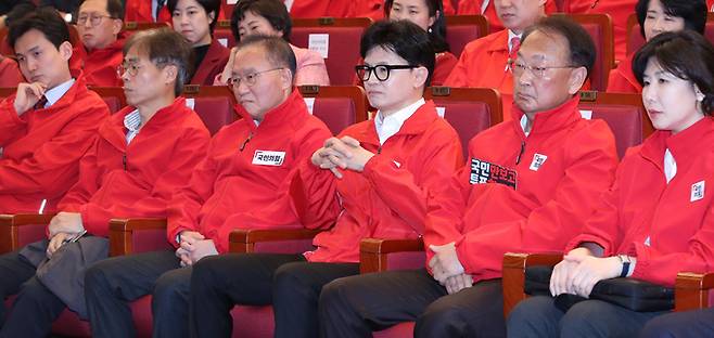 한동훈 국민의힘 비상대책위원장과 윤재옥 원내대표를 비롯한 참석자들이 10일 오후 서울 여의도 국회도서관에 마련된 개표상황실에서 출구조사 결과 발표를 시청하고 있다. /뉴시스