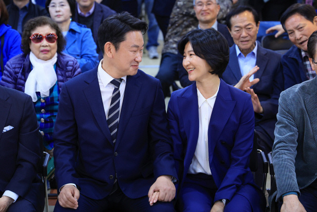 ▲ 더불어민주당 종로구 곽상언 후보와 곽 후보 아내이자 노무현 전 대통령 딸인 정연씨가 10일 오후 서울 종로구 창신동에 마련한 곽 후보 선거사무소에서 방송3사 출구조사 결과 보도를 보며 기뻐하고 있다. 곽 후보는 출구조사에서 1위를 기록했다.연합뉴스