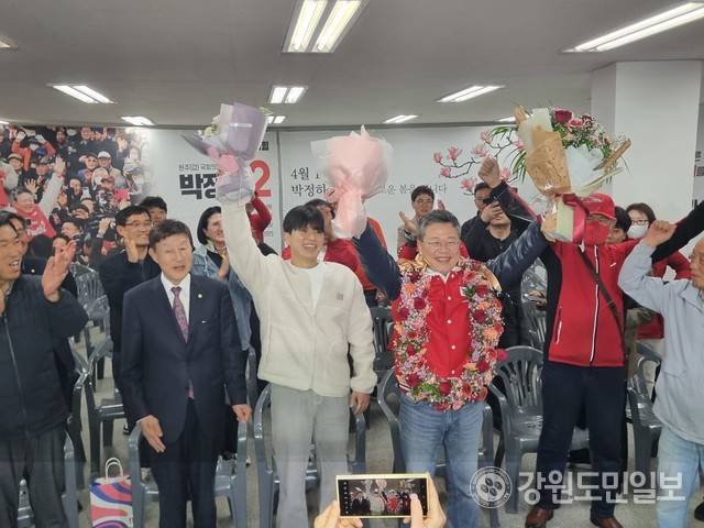 ▲ 제22대 국회의원 선거 원주갑 선거구 국민의힘 박정하 당선인이 지난 10일 선거캠프에서 손을 들고 지지자들과 환호하고 있다.