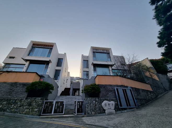 건축 거장 이타미 준이 설계한 평창동 고급빌라 오보에힐스 모습. 연예인 홍진경이 거주하고 있다. 사진=민보름 기자