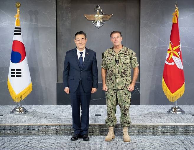 신원식 국방부 장관이 11일 오전 국방부에서 미 인도태평양사령관 존 아퀼리노 대장과 기념사진을 촬영하고 있다. 국방부 제공