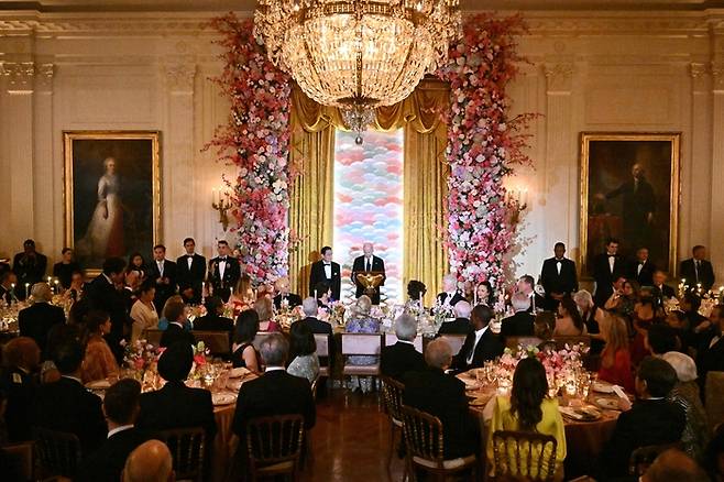 10일(현지시간) 조 바이든 미국 대통령이 미국 워싱턴 백악관에서 열린 기시다 후미오 일본 총리 초청 만찬에서 발언하고 있다. AFP연합뉴스