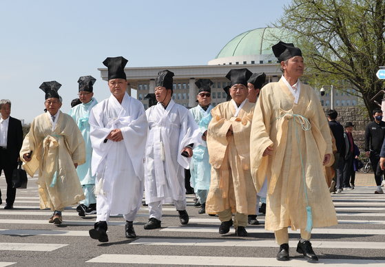 Representatives for Confucian circles based in Andong, North Gyeongsang, head to the head office of the Democratic Party after a press conference in front of the National Assembly building in western Seoul on Tuesday. [YONHAP]