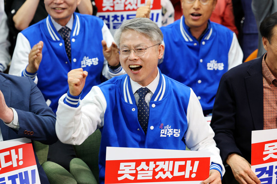 Democratic Party Rep. Min Hyung-bae shouts in joy after seeing an exit poll projection at an election office in Gwangsan District, Gwangju, on Wednesday. [YONHAP]