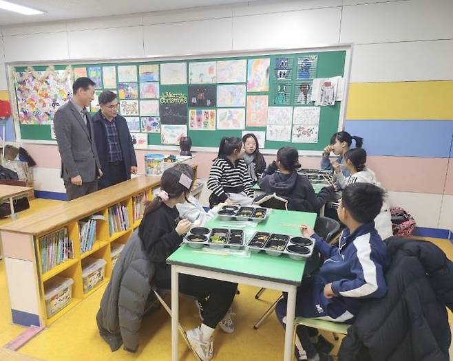 전남교육청 관계자들이 겨울방학 중 ‘행복도시락’ 사업을 운영 중인 학교를 찾아 현장 점검을 하고 있다. 전남교육청