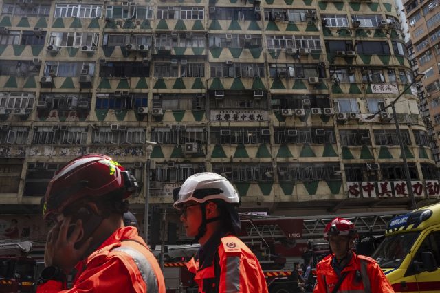 홍콩 소방관들이 10일(현지시간) 카오룽반도 ‘뉴 럭키 하우스’에서 발생한 화재를 진압하고 있다. AP연합뉴스