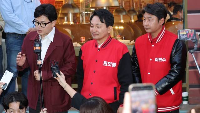 지난 8일 인천 계양구의 한 고깃집을 찾은 국민의힘 한동훈 비상대책위원장과 원희룡 후보, 이천수 후원회장(왼쪽부터). 연합뉴스