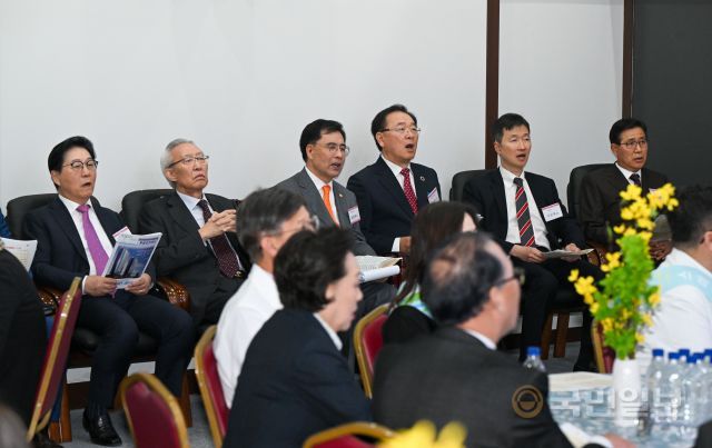 김종복(왼쪽에서 세 번째) 이사장, 고명진(네 번째) 목사, 조민제(다섯 번째) 회장이 이날 예배에서 찬송가를 부르고 있다. 시흥=신석현 포토그래퍼